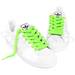 neon groen veter in Adidas schoen